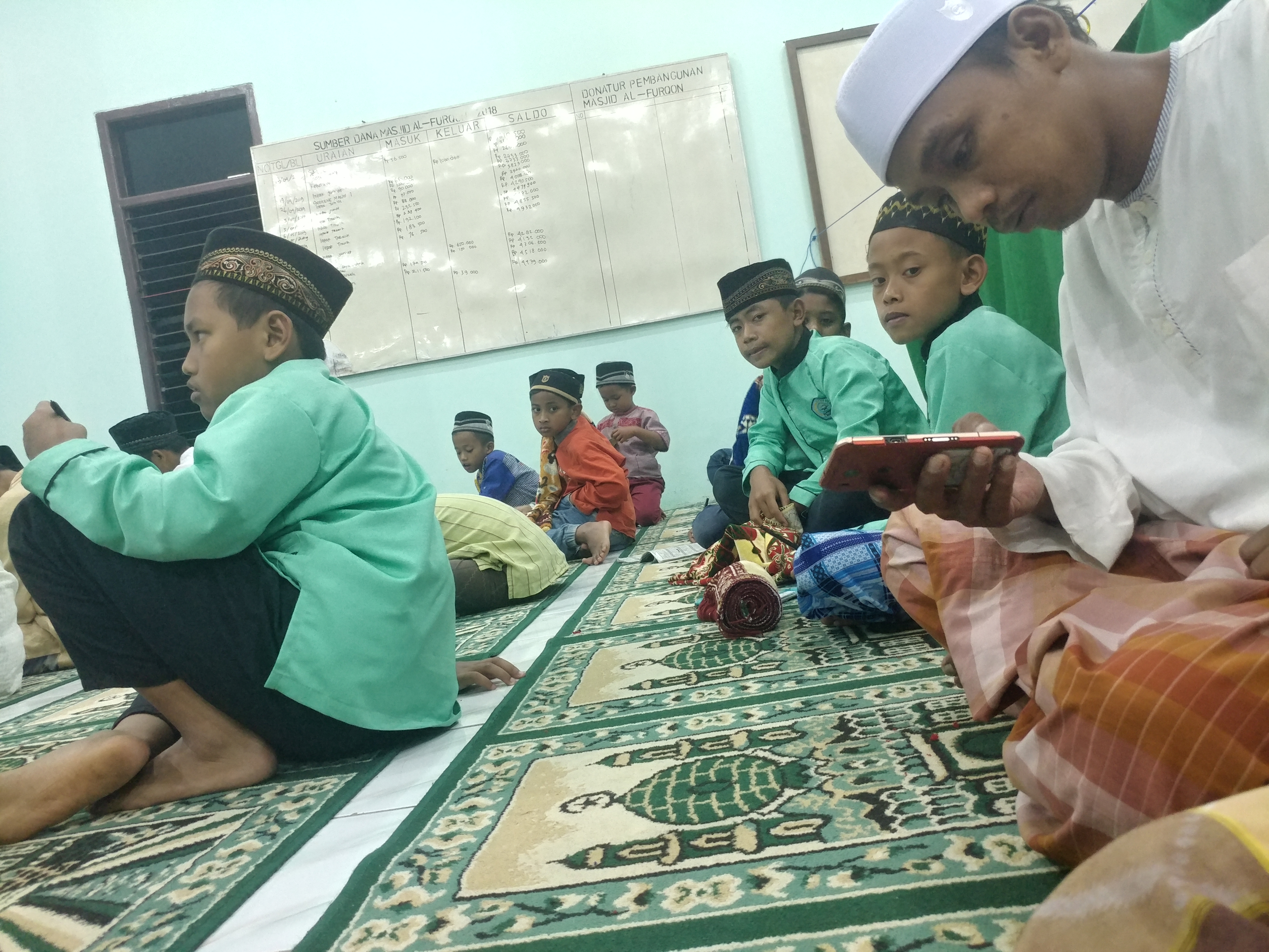 Jamaah anak-anak Masjid Al Furqon