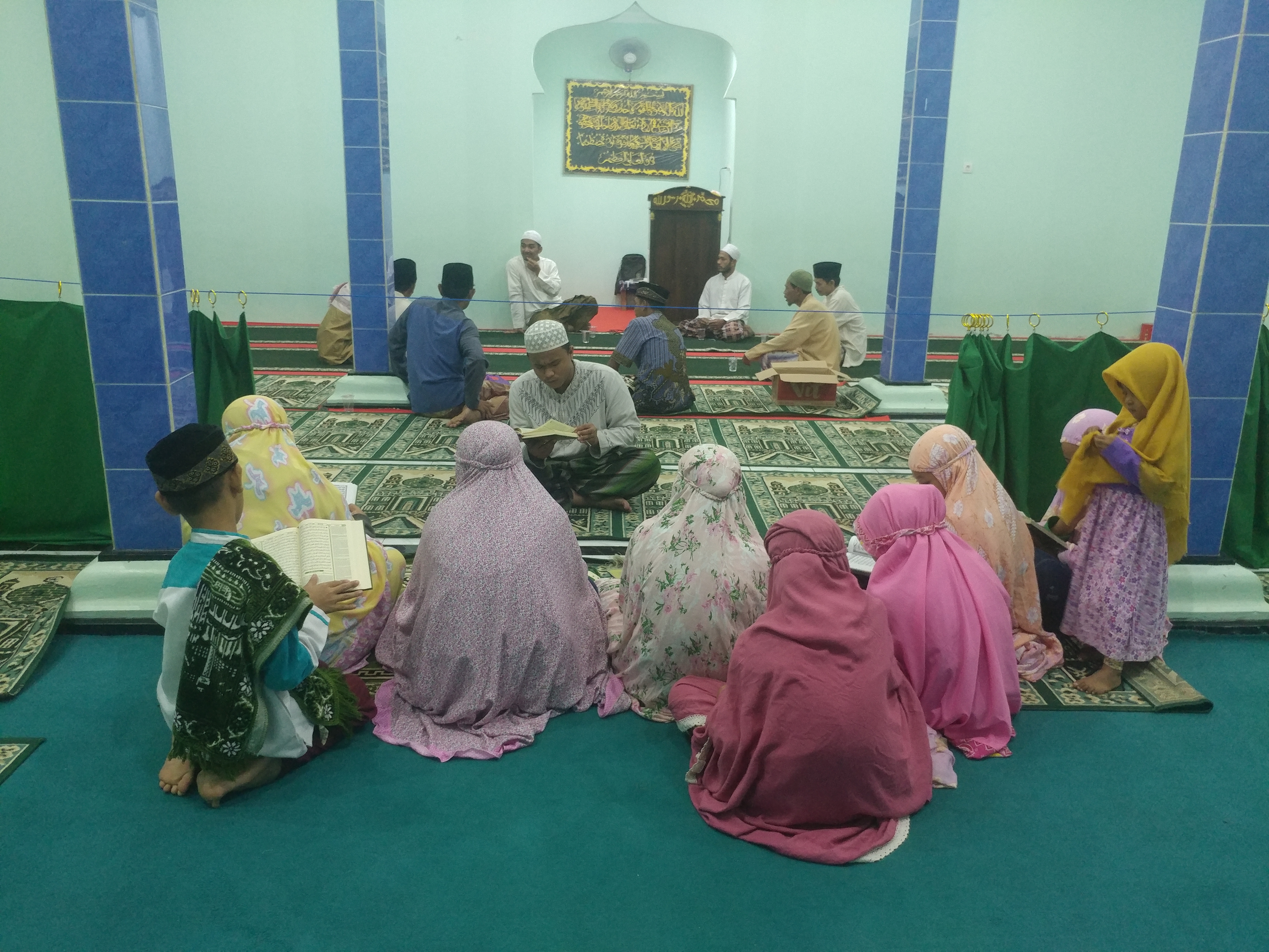 Tadarus Al Qur'an sesudah pengajian rutin ba'da Tarawih dipimpin santri Riyadhul Jannah Surakarta